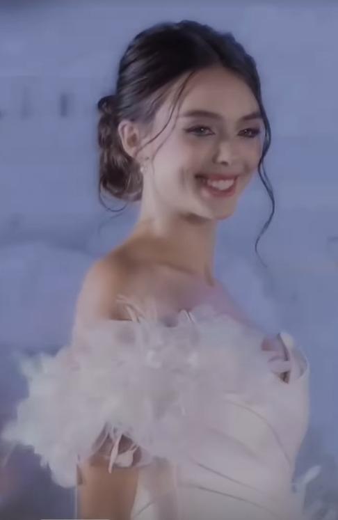 Vợ Tây của Bùi Tiến Dũng diện váy cưới xinh như mộng, nhan sắc mẹ bỉm sữa khiến chồng xuýt xoa-1