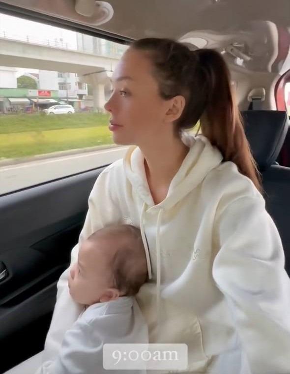 Vợ Tây của Bùi Tiến Dũng diện váy cưới xinh như mộng, nhan sắc mẹ bỉm sữa khiến chồng xuýt xoa-3