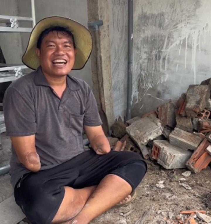 Chàng thợ xây cụt 2 tay ở Sóc Trăng khiến nhiều cư dân mạng cảm phục đến rơi lệ-5