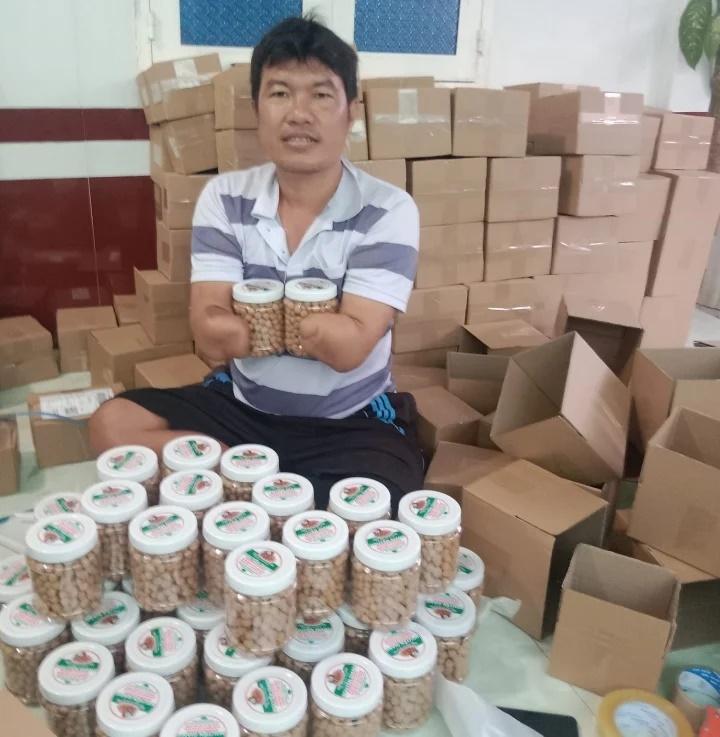 Chàng thợ xây cụt 2 tay ở Sóc Trăng khiến nhiều cư dân mạng cảm phục đến rơi lệ-6