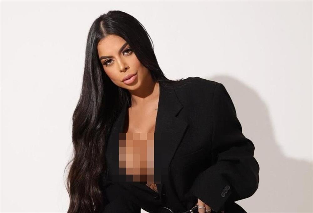 Cô gái Brazil bị đuổi khỏi trung tâm mua sắm vì mặc hở, khoe vòng một-2