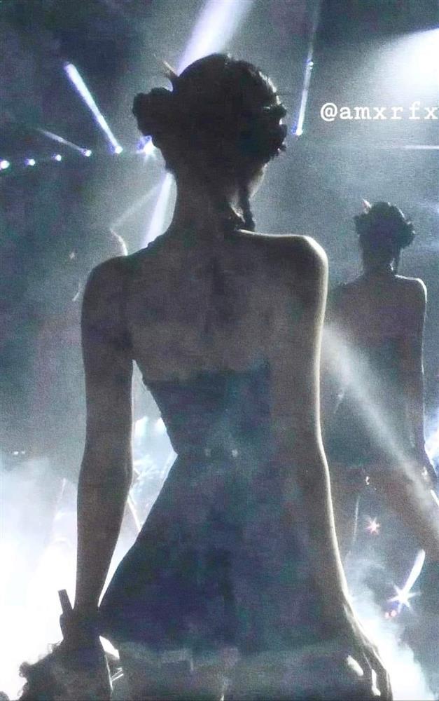 Sau 8 năm ra mắt, Jennie vẫn duy trì vóc dáng hoàn hảo, thon gọn-5