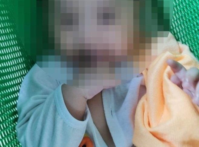 Bé trai ở TP.HCM bị bảo mẫu bạo hành đã qua đời-1