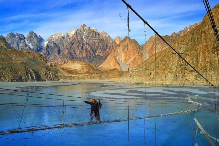 Hành trình khám phá qua cây cầu treo được mệnh danh nguy hiểm nhất thế giới-3