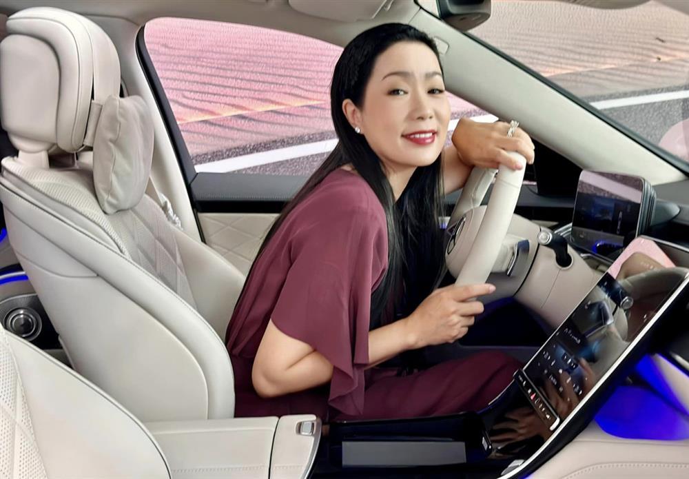 Nhận xế hộp 5,5 tỷ mừng tuổi 52, á hậu Trịnh Kim Chi còn từng được tặng nhà hơn 10 tỷ-1