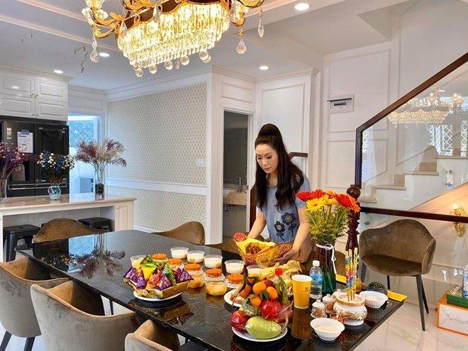 Nhận xế hộp 5,5 tỷ mừng tuổi 52, á hậu Trịnh Kim Chi còn từng được tặng nhà hơn 10 tỷ-10