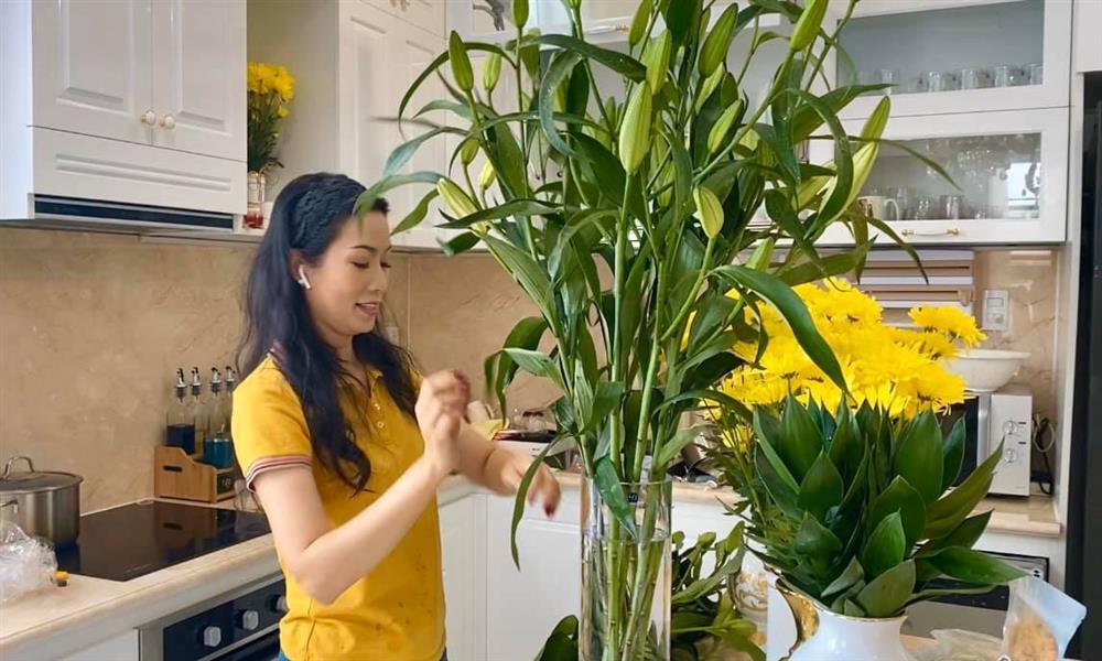 Nhận xế hộp 5,5 tỷ mừng tuổi 52, á hậu Trịnh Kim Chi còn từng được tặng nhà hơn 10 tỷ-12