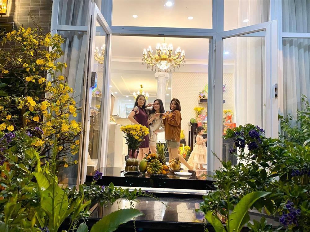 Nhận xế hộp 5,5 tỷ mừng tuổi 52, á hậu Trịnh Kim Chi còn từng được tặng nhà hơn 10 tỷ-15