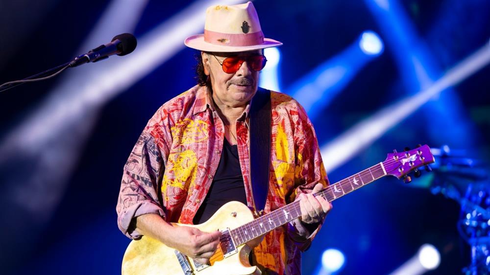 Huyền thoại guitar Carlos Santana xin lỗi về phát ngôn chống người chuyển giới-1