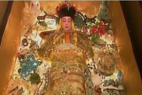 Sau khi Từ Hi thái hậu băng hà, lộ diện căn phòng bí mật chứa vô số vật báu-4