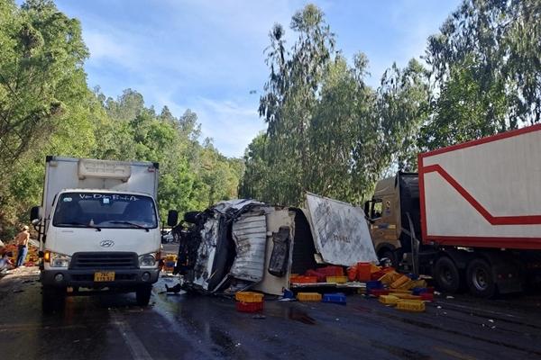 Xe chở cá ngừ tông vào vách núi, tài xế tử vong-2