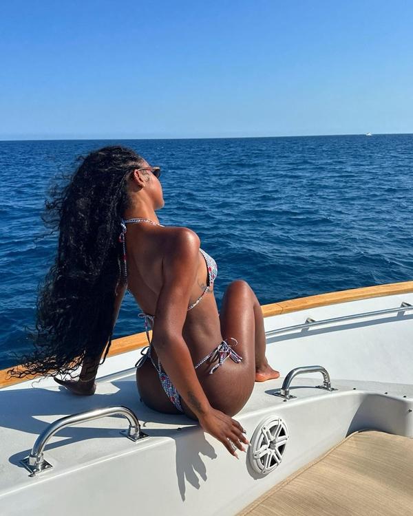 Kendall Jenner, Hailey Bieber diện bikini nhỏ xíu dạo chơi du thuyền-9