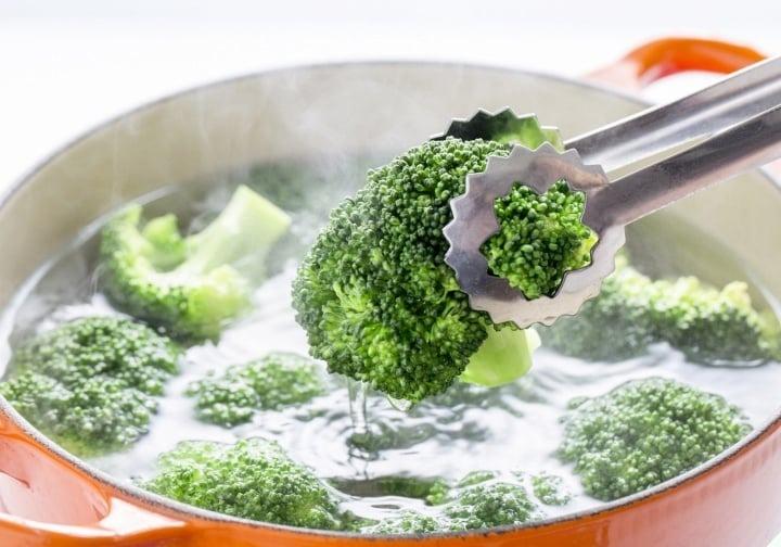 Luộc rau nên đậy vung hay mở vung?-2