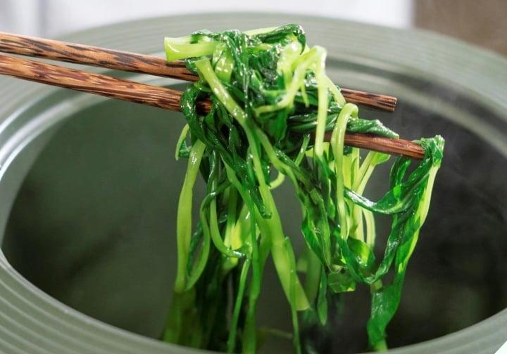 Luộc rau nên đậy vung hay mở vung?-3