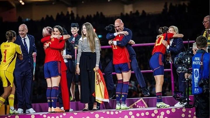 Chủ tịch LĐBĐ Tây Ban Nha tung bằng chứng phủ nhận sàm sỡ cầu thủ ở World Cup nữ-1