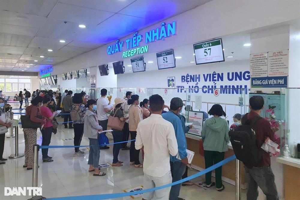 Công an làm việc với cô gái tố bác sĩ đòi vui vẻ mới đưa thuốc-2