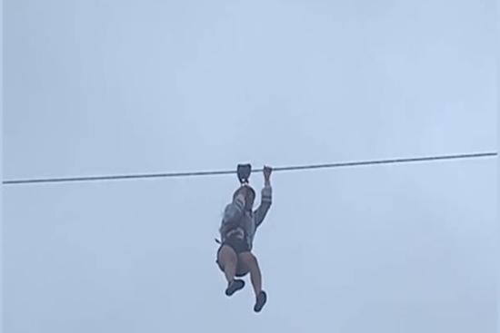 Giải cứu nữ du khách mắc kẹt trên đường trượt zipline