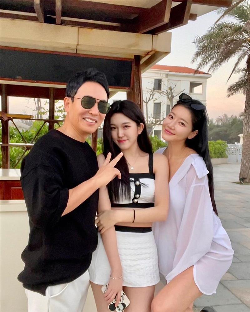 Người phụ nữ gây sốt vì 50 tuổi mà trông trẻ như con gái 20 tuổi-6