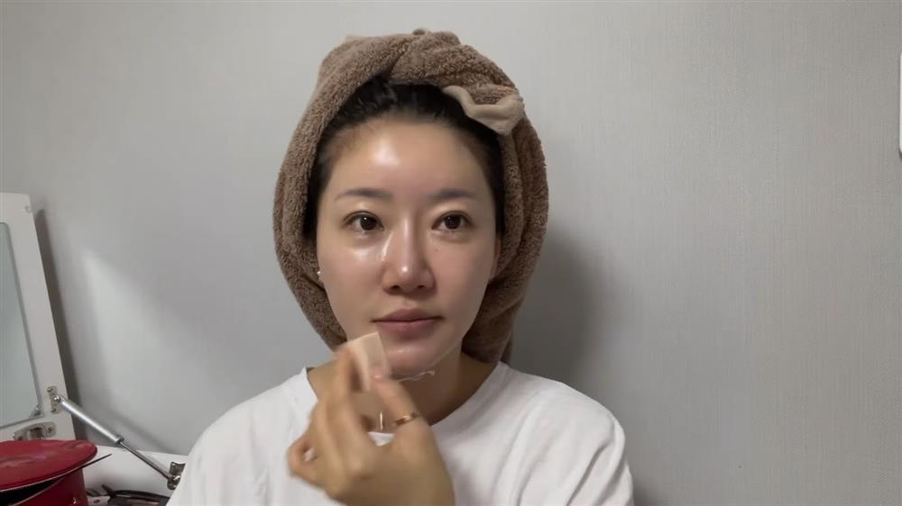 Người phụ nữ gây sốt vì 50 tuổi mà trông trẻ như con gái 20 tuổi-7