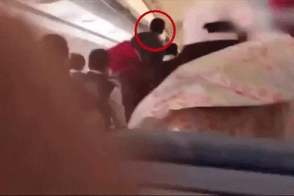 Hãng hàng không Hàn Quốc chuẩn bị cân hành khách trước khi bay-2