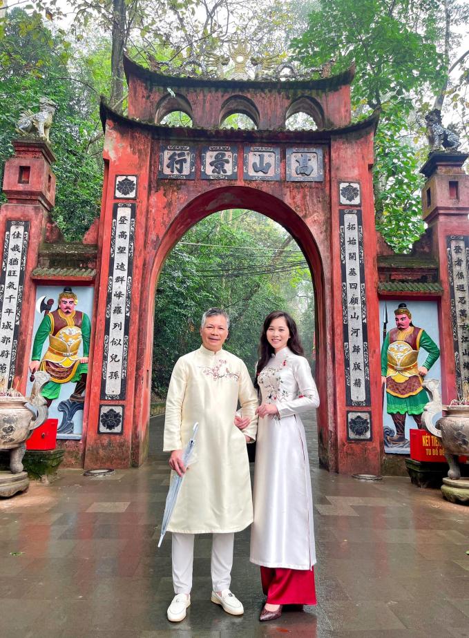 Vợ Á hậu kém 16 tuổi của Shark Hưng: Sinh liền 2 quý tử, chồng quỳ gối xin gia hạn hôn nhân-1