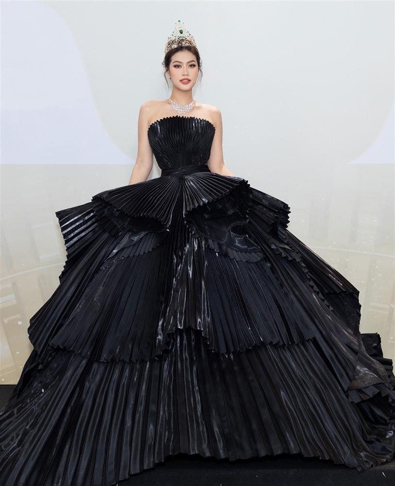 Thanh Thủy, Đỗ Thị Hà và Hoa hậu đẹp nhất Thế giới trên thảm đỏ-2