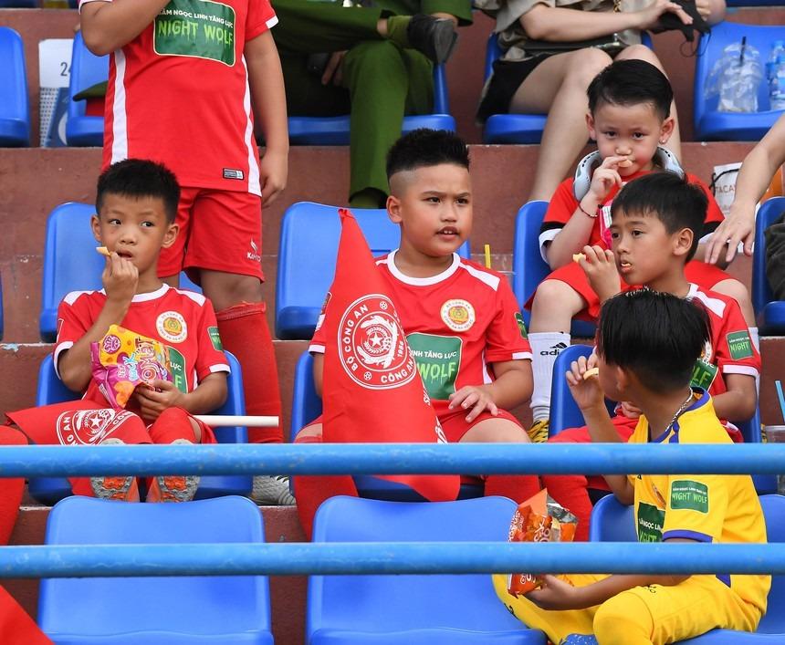 Doãn Hải My, Bảo Hân chiếm spotlight khi đến cổ vũ Đoàn Văn Hậu và CLB Công an Hà Nội-8