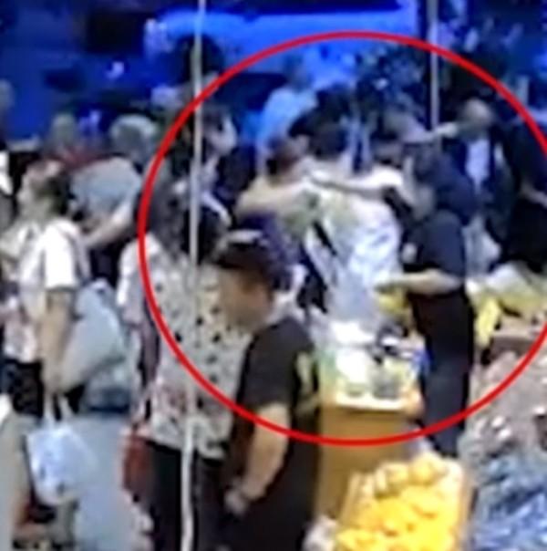 Người bán làm rơi quả sầu riêng vào mặt bé gái gây thương tích, phản ứng khó chấp nhận-1