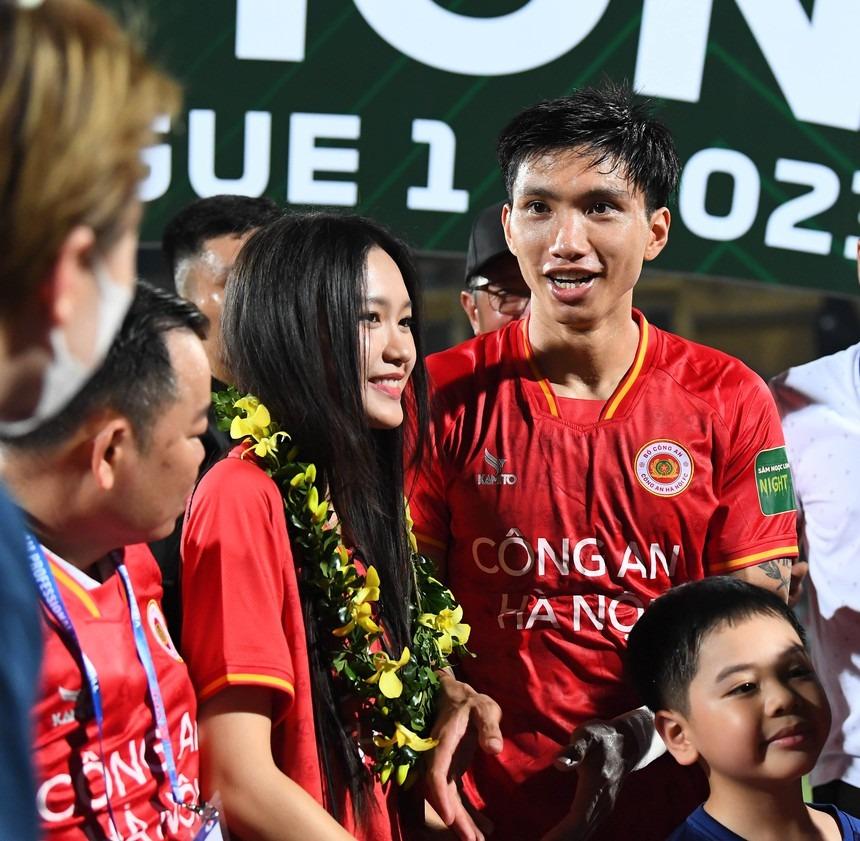 Bắt cận nhan sắc bạn gái Văn Hậu và vợ Văn Đức qua camera thường-3