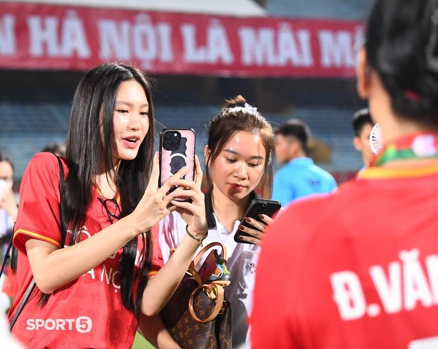 Bắt cận nhan sắc bạn gái Văn Hậu và vợ Văn Đức qua camera thường-4