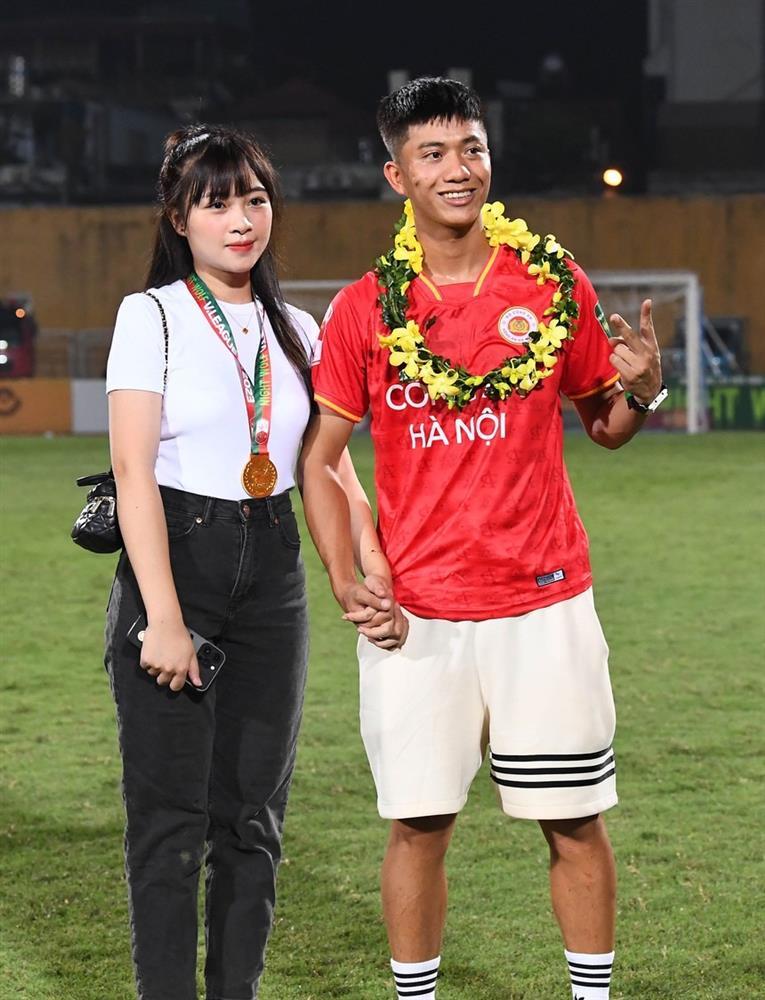 Bắt cận nhan sắc bạn gái Văn Hậu và vợ Văn Đức qua camera thường-6