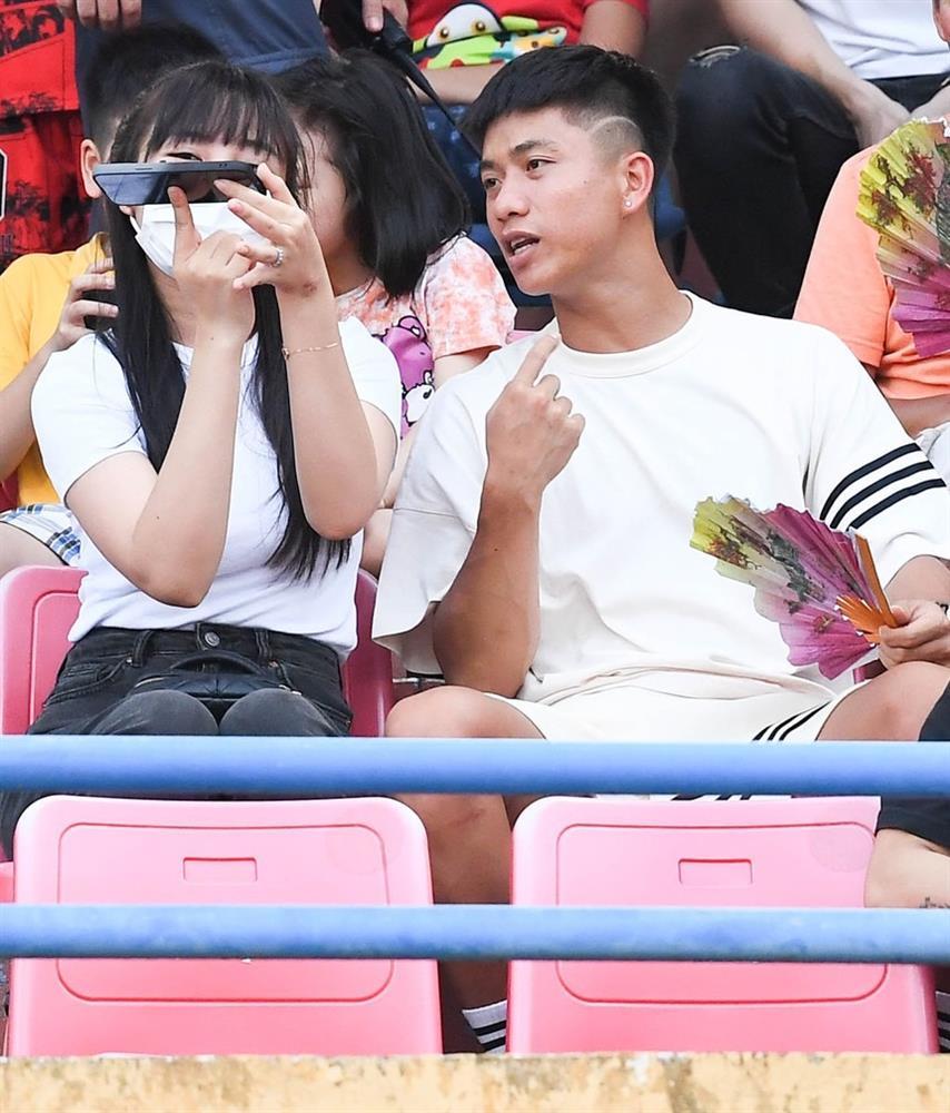 Bắt cận nhan sắc bạn gái Văn Hậu và vợ Văn Đức qua camera thường-9