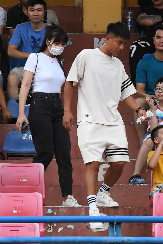 Bắt cận nhan sắc bạn gái Văn Hậu và vợ Văn Đức qua camera thường-10