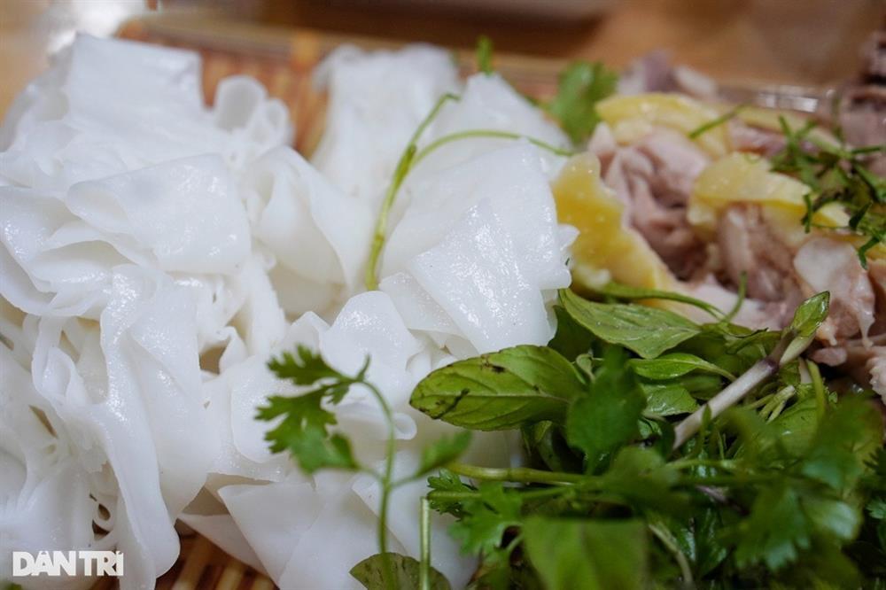 Quán phở gà chấm gần 10 năm vắng khách bỗng dưng đông nườm nượp-4