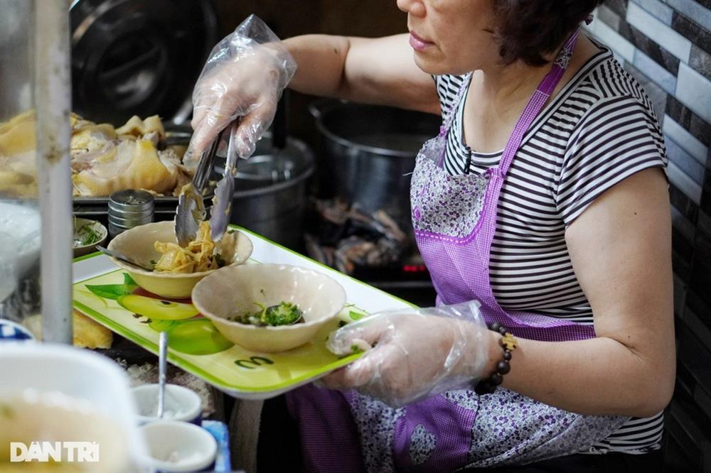 Quán phở gà chấm gần 10 năm vắng khách bỗng dưng đông nườm nượp-6