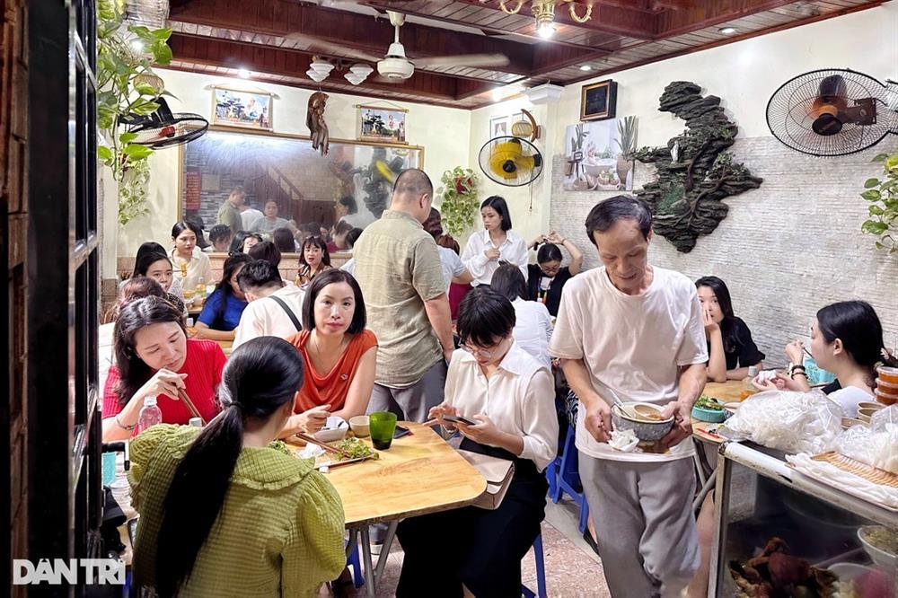 Quán phở gà chấm gần 10 năm vắng khách bỗng dưng đông nườm nượp-7