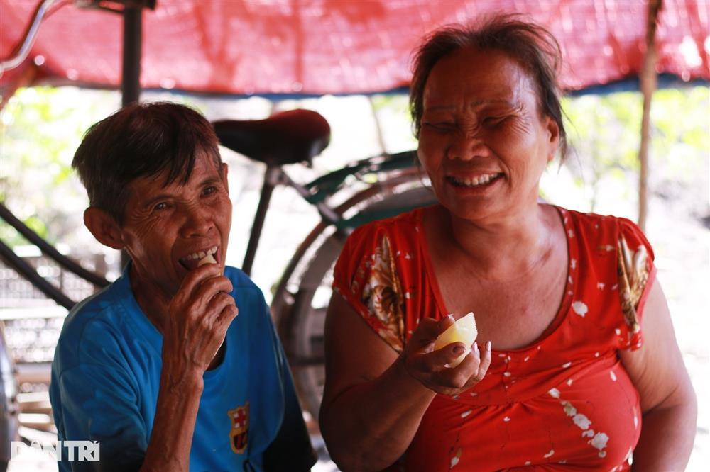 Cuộc sống bên nghĩa trang của cặp vợ chồng phụ nữ gắn bó 30 năm-3