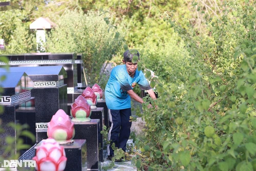 Cuộc sống bên nghĩa trang của cặp vợ chồng phụ nữ gắn bó 30 năm-4