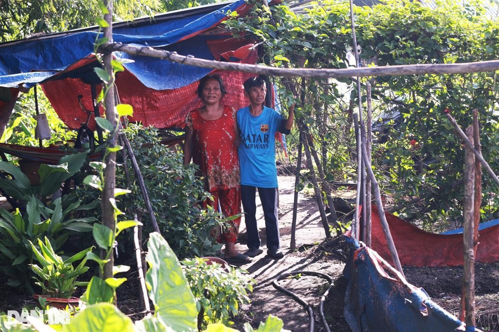 Cuộc sống bên nghĩa trang của cặp vợ chồng phụ nữ gắn bó 30 năm-6