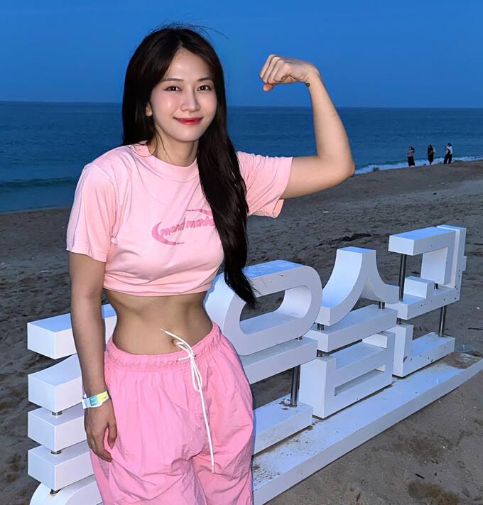 Lê Bống vén áo, khoe vòng eo siêu nhỏ ở Hàn Quốc-1