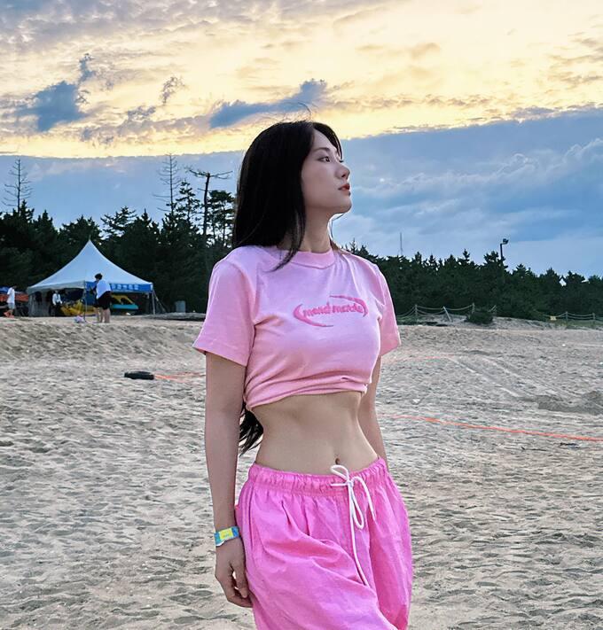 Lê Bống vén áo, khoe vòng eo siêu nhỏ ở Hàn Quốc-2