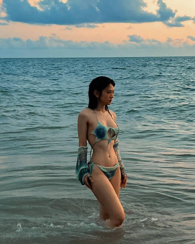 Lê Bống vén áo, khoe vòng eo siêu nhỏ ở Hàn Quốc-8