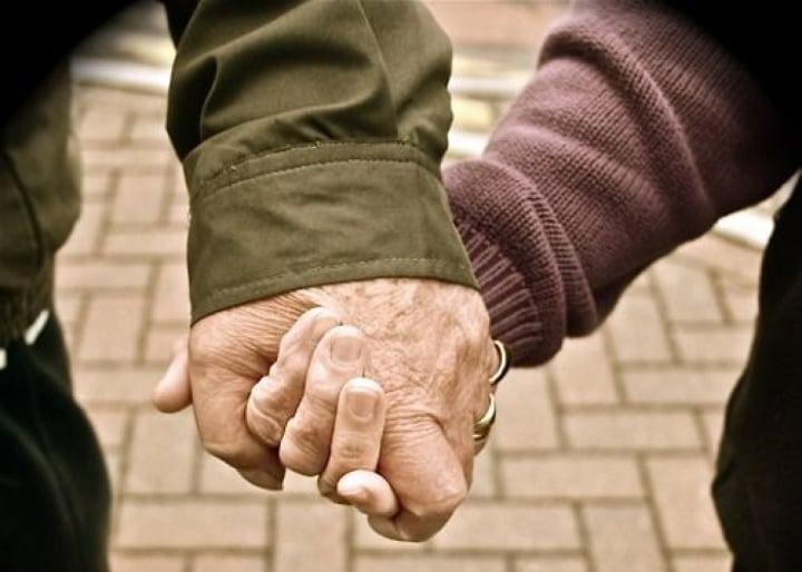 Bà nội 80 tuổi đòi đưa bạn trai về nhà chung sống và kết hôn-1