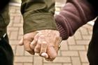 Bà nội 80 tuổi đòi đưa bạn trai về nhà chung sống và kết hôn