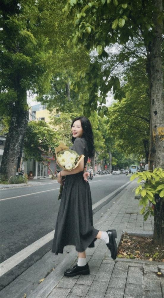 Cô gái gây sốt với bí quyết tạo dáng chụp ảnh thu Hà Nội đẹp như thơ-1