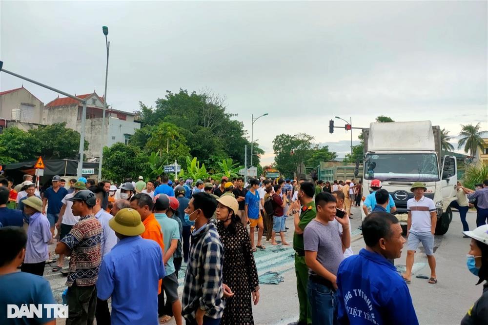 Kính xe bắn tung tóe vào người, tôi hô hoán khách ra cửa thoát hiểm-10