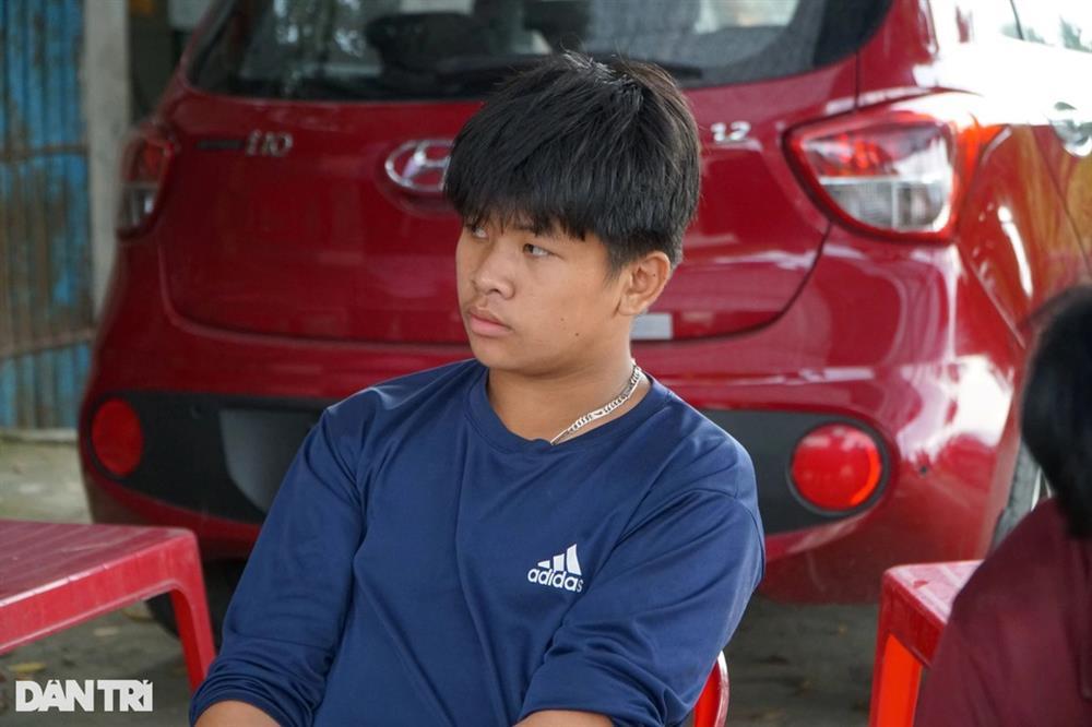 Kính xe bắn tung tóe vào người, tôi hô hoán khách ra cửa thoát hiểm-2