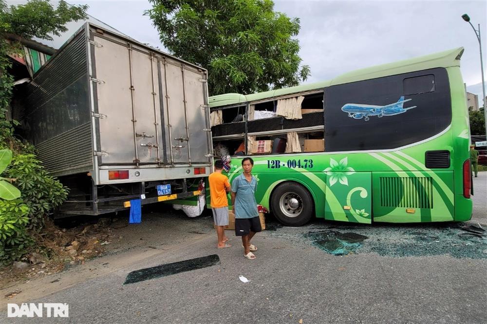 Kính xe bắn tung tóe vào người, tôi hô hoán khách ra cửa thoát hiểm-3