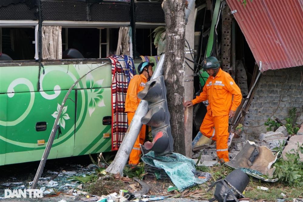 Kính xe bắn tung tóe vào người, tôi hô hoán khách ra cửa thoát hiểm-4