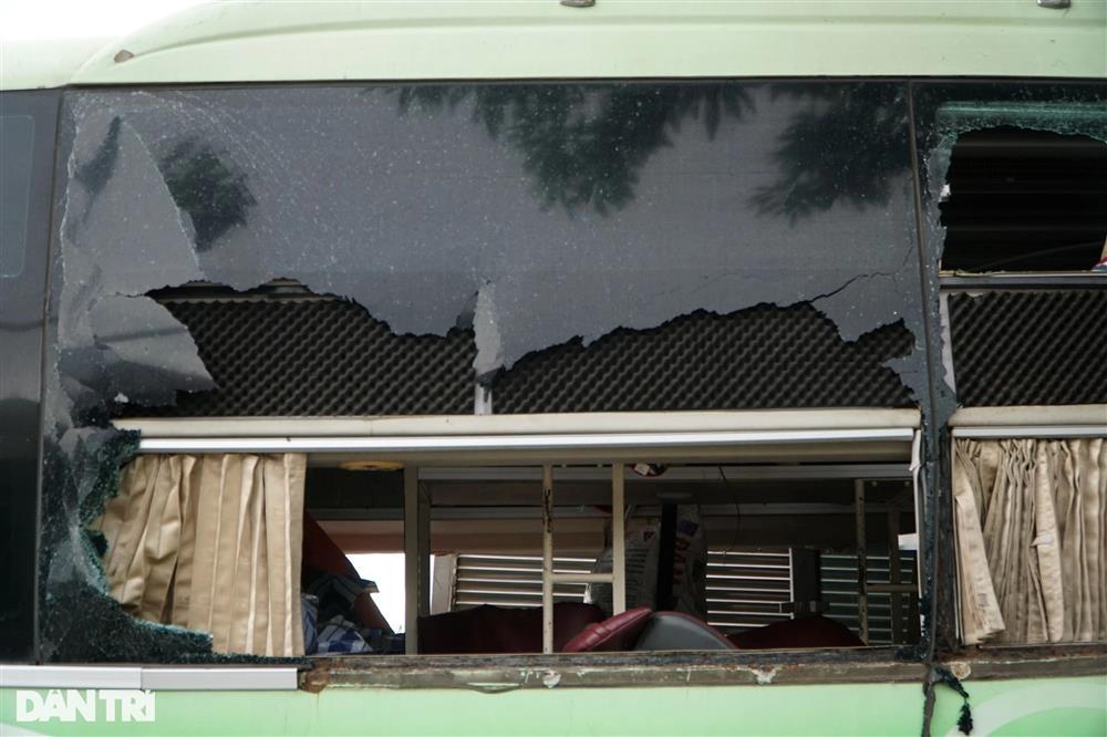 Kính xe bắn tung tóe vào người, tôi hô hoán khách ra cửa thoát hiểm-5